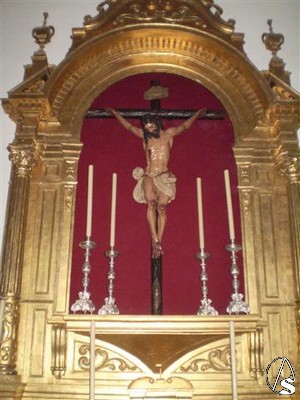 El Cristo de la Vera Cruz en su altar 