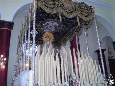 El paso de palio tiene bordados en oro confeccionados en el convento de Santa Isabel y orfebrería de Villarreal, realizado en sucesivos años a partir de 1958. 