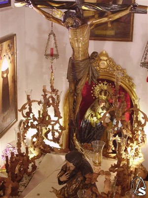 Al fondo la Virgen del Rosario, titular letífica de la cofradía 