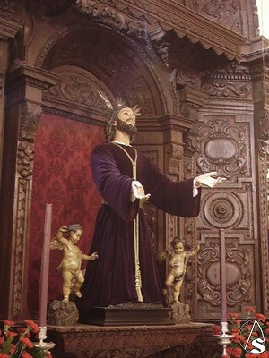 Altar junto al retablo mayor donde se encuentra la imagen de Jesús de la Oración
