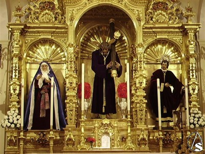 Las imágenes titulares se encuentran en un hermoso retablo realizado por Manuel Guzmán Bejarano y dorado por Manuel Calvo Carmona 