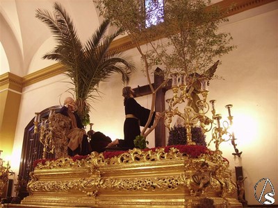 Misterio de la Oración en el Huerto, como dato curioso sobre el paso hay una palmera y un olivo 