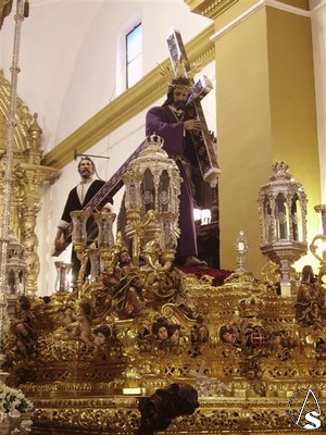 Ayuda al nazareno a cargar con su cruz de carey de fines de XVII la imagen de Simón de Cirene, obra de Francisco Escamilla 
