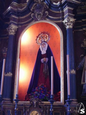 La Virgen de la Concepción presidiendo el altar durante la restauración del Cristo 