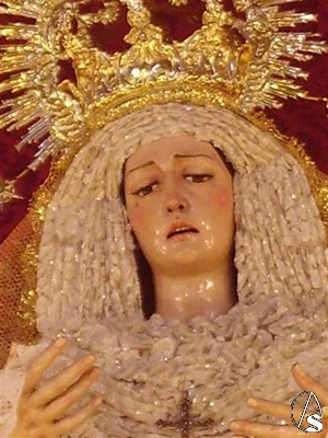 Primer plano del doloroso rostro de la Virgen de los Dolores