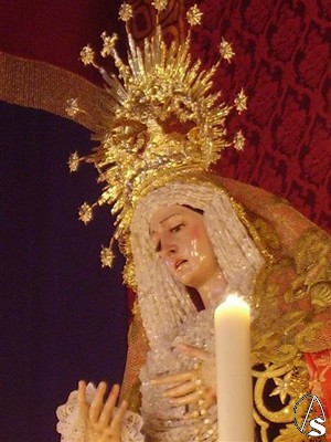 La Virgen de los Dolores posee dos juegos de manos, por lo que se nos suele presentar con las manos entrelazadas o sueltas