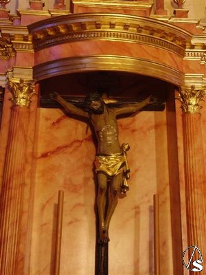 El crucificado en su retablo de la parroquia de Ntra. Sra. de la Granada 