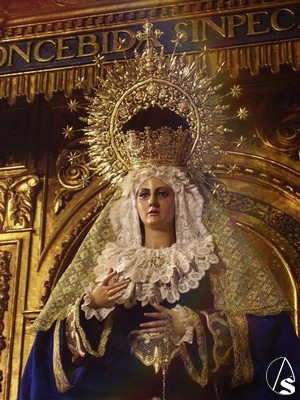 La Virgen de la Concepción fue realizada por el escultor Rafael Barbero Medina en 1953 sustituyendo a la anterior perdida en 1931 