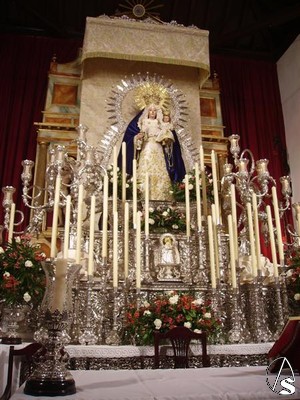 Altar de cultos en honor de la Virgen de los Remedios 