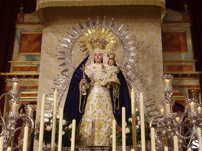 En el retablo principal de la capilla de San Sebastián es venerada la imagen de la Santísima Virgen de los Remedios, el retablo esta construido con diversos materiales en tonalidades claras 