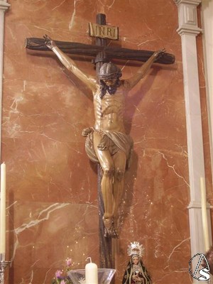 Las características del crucificado nos recuerda a otros crucificados “hermanos” como el de Aznalcázar, Cantillana o el de la Buena Muerte de la Hiniesta 