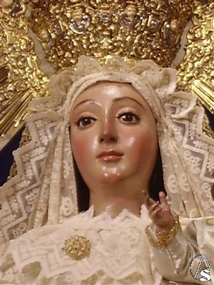 La imagen de la Virgen de los Remedios es de gloria aunque en Semana Santa procesiona bajo palio vestida de dolorosa y sin niño 