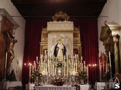 A ambos lados del altar mayor se encuentran las imágenes del Cristo de la Vera Cruz y Jesús Cautivo 