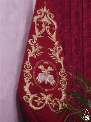 El estandarte es de terciopelo rojo bordado por las mujeres de la localidad en 1995 