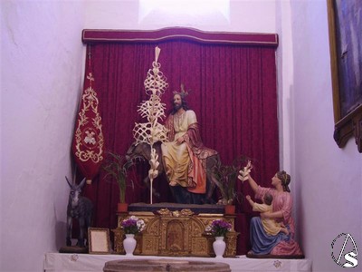 El único titular de esta hermandad recibe culto en un sencillo altar con un sagrario de madera dorada y tallada a los pies del templo 