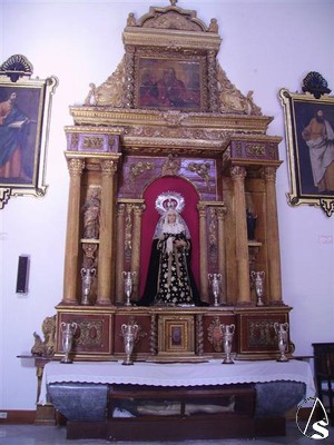 El Cristo Yacente y la Virgen de la Soledad, reciben culto en un retablo de la nave izquierda 