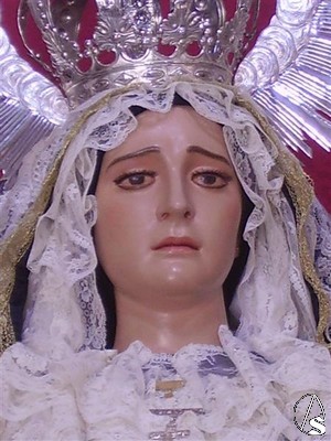 En el rostro de la Virgen destacamos sus finos y perfilados rasgos faciales 