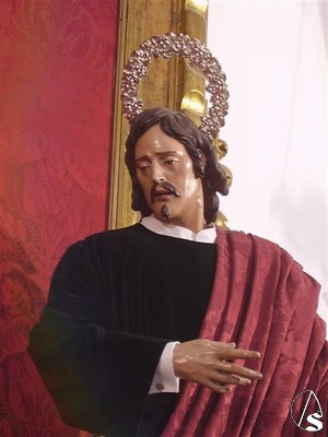 Rubén Fernández Parra expuso en un escaparate sevillano un busto de San Juan Evangelista que causó la admiración de los hermanos, al comentarlo con su padre la hermandad realizó el contrato con el joven escultor quien finalizaría la talla en diciembre de 2004 