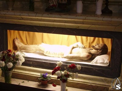 El Cristo Yacente  se conserva en el altar de la Misericordia de la iglesia de Santa Cruz