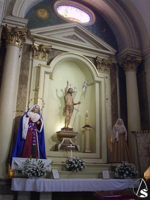 Los titulares de la cofradía reciben culto en un altar situado a los pies de la nave de la epístola 