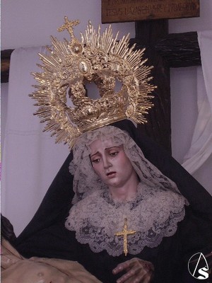Tras la Santisima Virgen podemos ver la Santa Cruz en el Monte Calvario, incorporada tambien al ttulo de la hermandad 