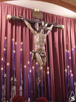 La portentosa talla del Cristo alcanza casi los dos metros de altura 