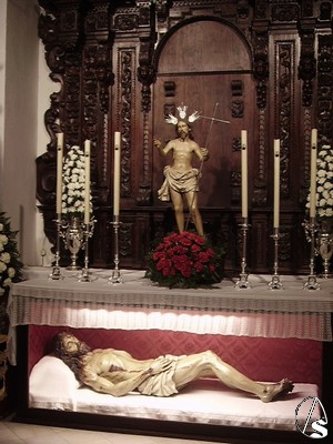 Durante los cultos a la dolorosa, su altar lo ocupa la imagen del Resucitado 