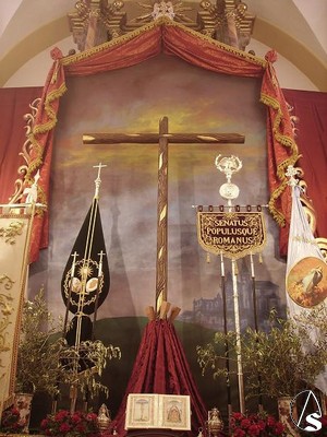 Altar de insignias en el Altar Mayor de la Iglesia de Nuestra Señora de la Estrella 
