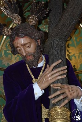 El feligrés José Moreno Moreno encargó a la escultora Encarnación Hurtado de la vecina localidad de Utrera la hechura de este crucificado