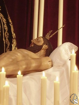 El Cristo titular es un crucificado articulado que permanace así durante todo el año y procesiona como Cristo Yacente 