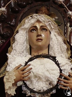 La Virgen de los Dolores dirige su mirada al cielo 