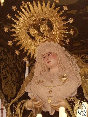 Igual que el Cristo, tambien se desconoce la autoría de la Virgen de los Dolores 