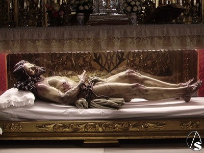 Urna con el Cristo Yacente en el altar de la Ermita de la Soledad 