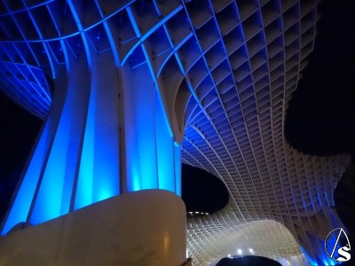 Metropol Parasol iluminado de Azul