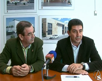 El Hermano Mayor del Gran Poder, Joaqun Castillo (a la izquierda de la fotografa), junto al alcalde de Los Palacios y Vfca., Antonio Maestre (PSOE).