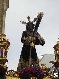 La singular madrugada del Viernes Santo es la noche en la cual el Señor de Cantillana recorre sus calles acompañado de todos sus devotos 
