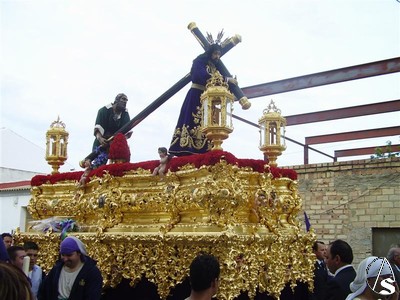 La tarde del Viernes Santo el Nazareno vuelve a procesionar acompañado de Simon de Cirene sobre un paso neobarroco estrenado en 1993 
