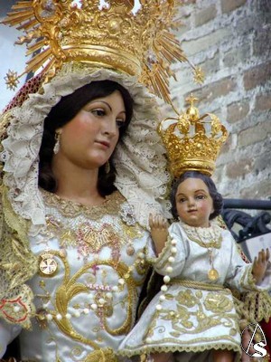 Rosario de San Julin: Nuevo manto bordado en blanco y diversos enseres
