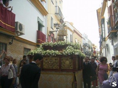 Provincia. El paso de la Cruz de Mayo de la Asoc. Parroquial Ángeles de  Castilleja en el Corpus de Triana