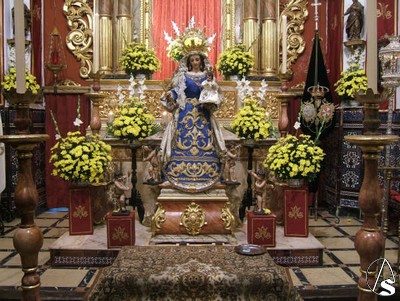 Provincia. Comienza el besamanos a la Virgen del Rosario de San Juan de  Aznalfarache