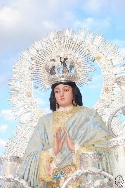 La Virgen del Rocío ya luce el traje de pastora para salir de romería