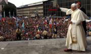  Benedicto XVI saluda a la multitud congregada frente a la catedral de Colonia
