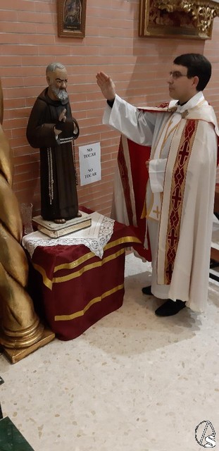 Provincia. Bendición de imagen del Padre Pío en Iglesia de Santa María de  Fuente del Rey (Dos Hermanas)